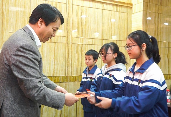 中國華融黨委副書記、監(jiān)事長胡建忠一行赴四川宣漢縣調(diào)研督導(dǎo)扶貧工作